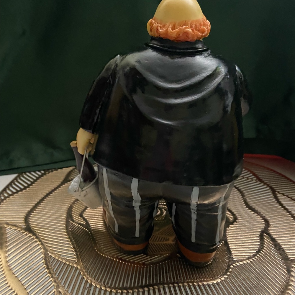 Portly Waiter Figurine - Picture 3 of 7